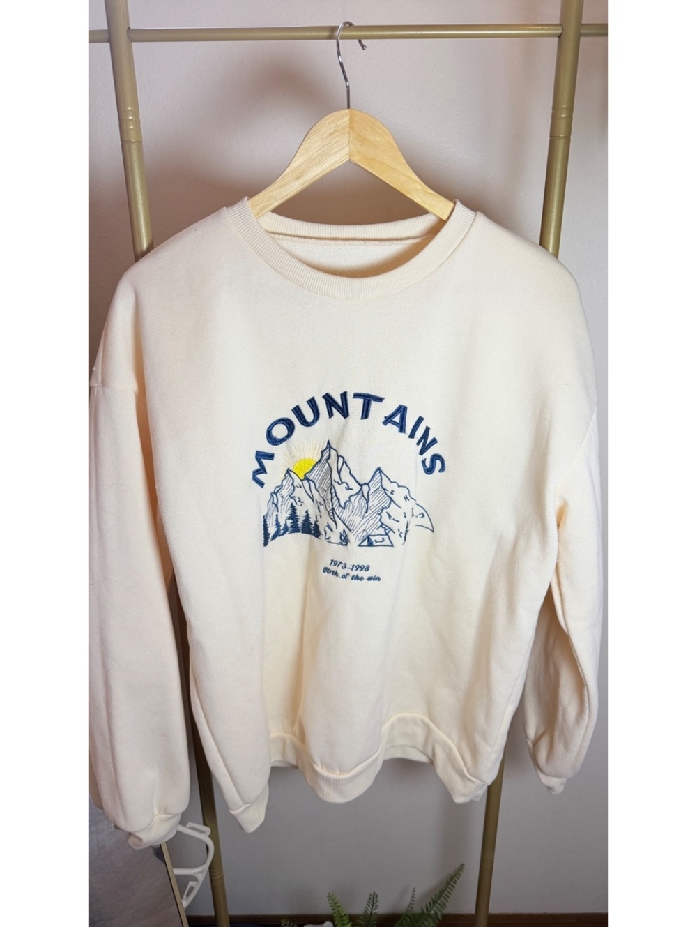 Size M Mountains Graphic Embroidered Sweatshirt